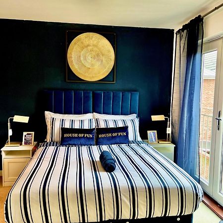 Dartford Kent Luxe Home -2 Mins From Dartford Crossing - Close To Town Centre & Station - 5 Bedroom Holiday Home - Fun Games & Free Parking-Sleeps 1 To 12 Exterior foto