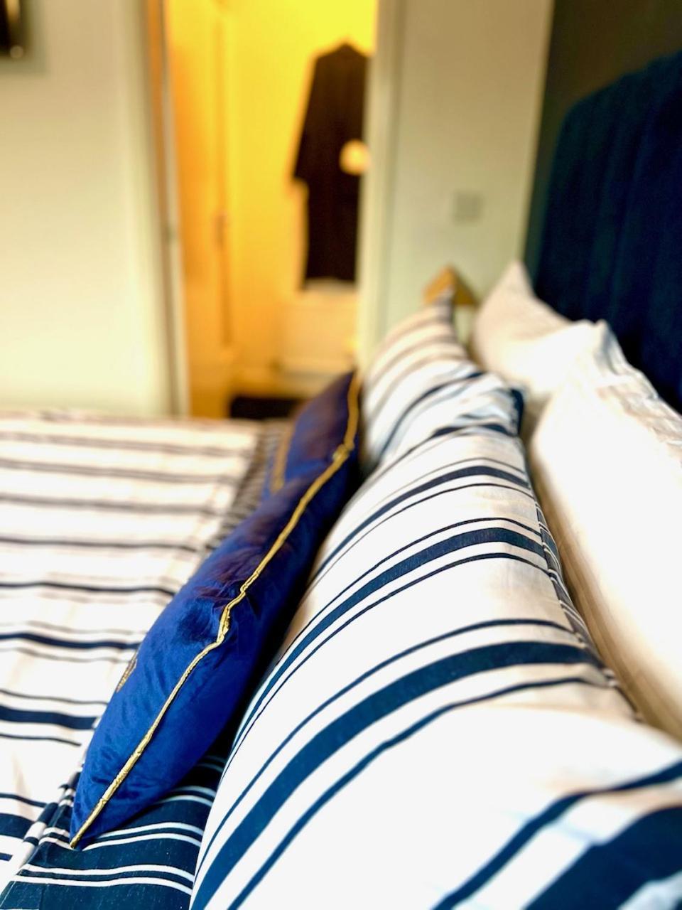 Dartford Kent Luxe Home -2 Mins From Dartford Crossing - Close To Town Centre & Station - 5 Bedroom Holiday Home - Fun Games & Free Parking-Sleeps 1 To 12 Exterior foto
