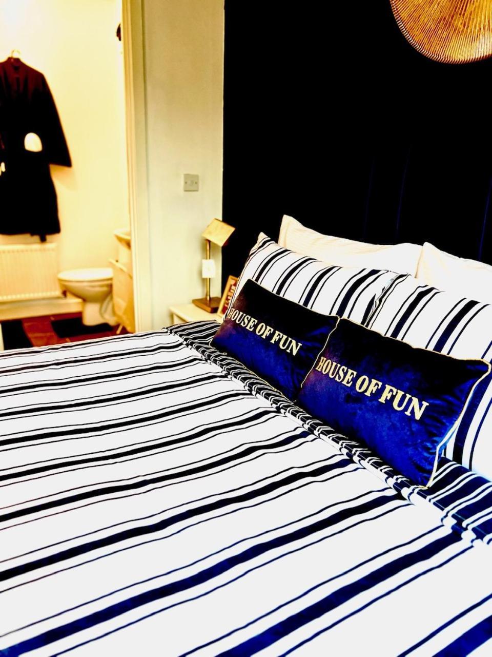Dartford Kent Luxe Home -2 Mins From Dartford Crossing - Close To Town Centre & Station - 5 Bedroom Holiday Home - Fun Games & Free Parking-Sleeps 1 To 12 Exterior foto