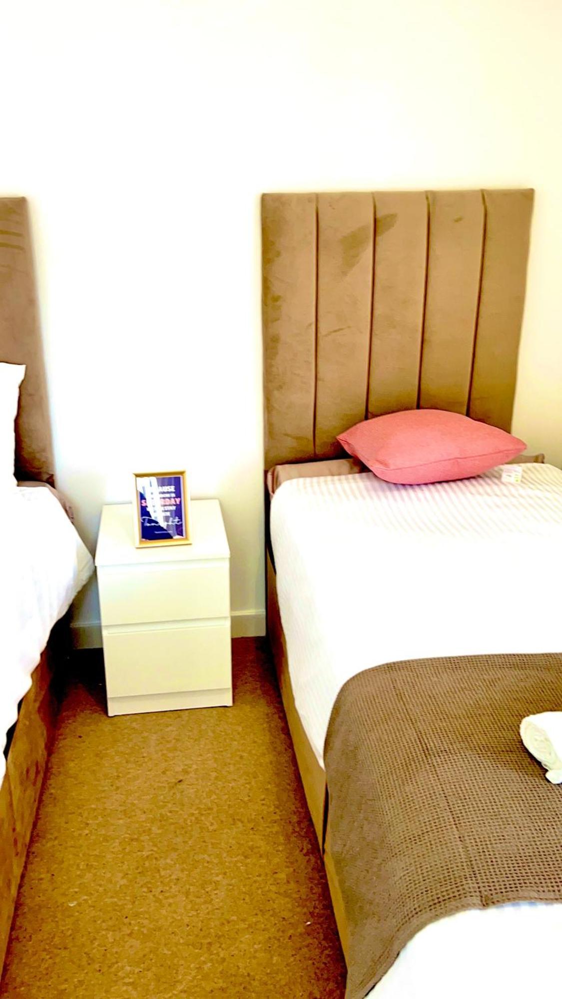 Dartford Kent Luxe Home -2 Mins From Dartford Crossing - Close To Town Centre & Station - 5 Bedroom Holiday Home - Fun Games & Free Parking-Sleeps 1 To 12 Exterior foto