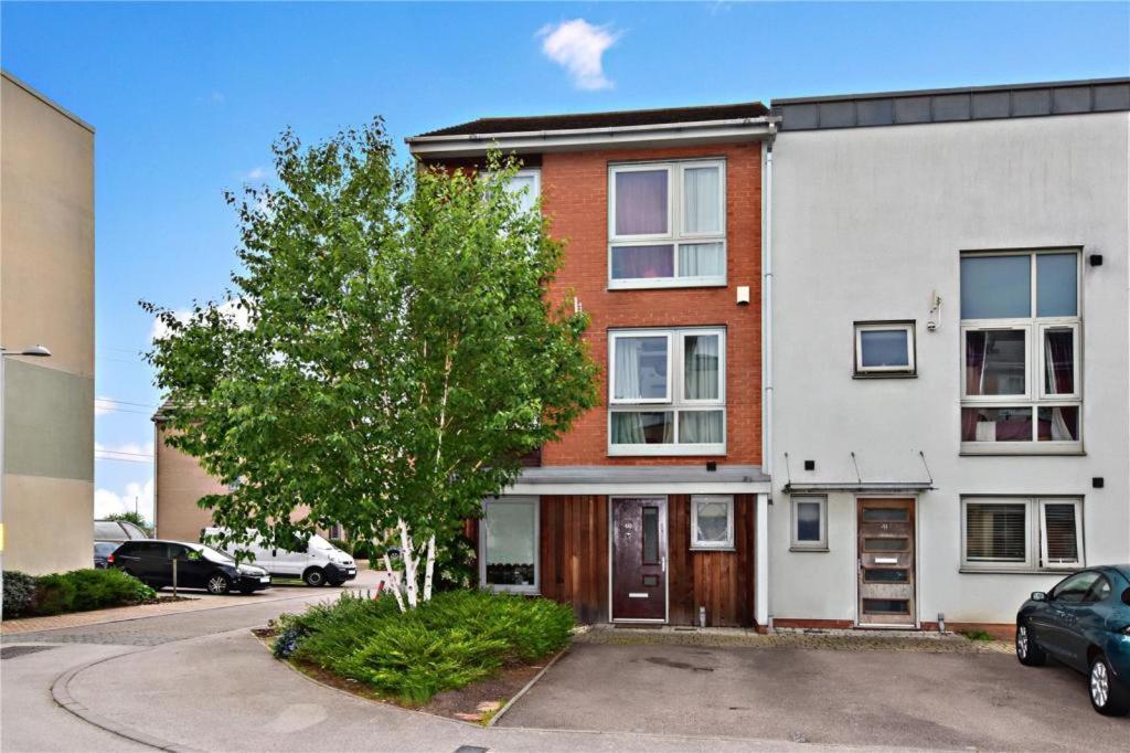 Dartford Kent Luxe Home -2 Mins From Dartford Crossing - Close To Town Centre & Station - 5 Bedroom Holiday Home - Fun Games & Free Parking-Sleeps 1 To 12 Exterior foto