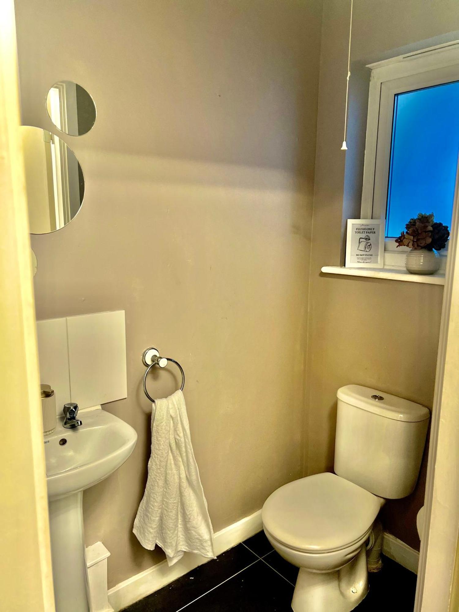 Dartford Kent Luxe Home -2 Mins From Dartford Crossing - Close To Town Centre & Station - 5 Bedroom Holiday Home - Fun Games & Free Parking-Sleeps 1 To 12 Exterior foto